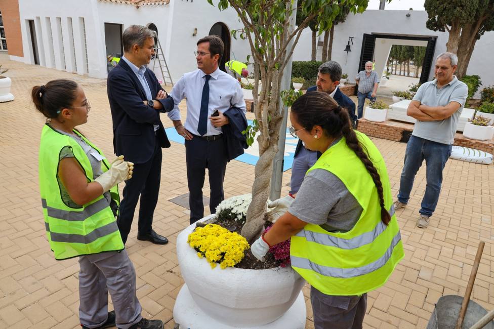 Junta y Ayuntamiento de El Ejido facilitan la contratación de 139 jóvenes desempleados
