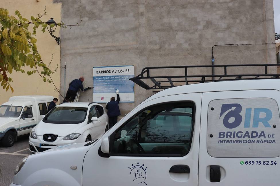 Lorca pone en marcha un novedoso proyecto de retirada de carteles y señales obsoletas y pintadas
