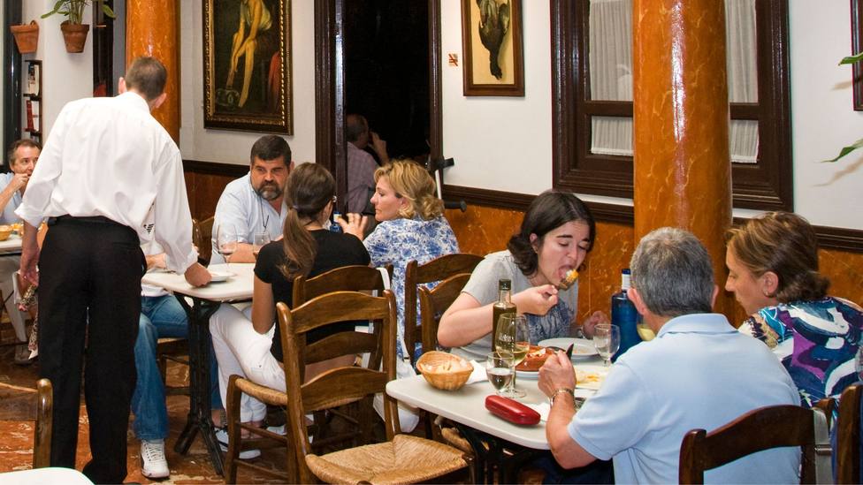 Una escritora de Córdoba va a un bar, pide un plato típico y atento a lo que se encuentra