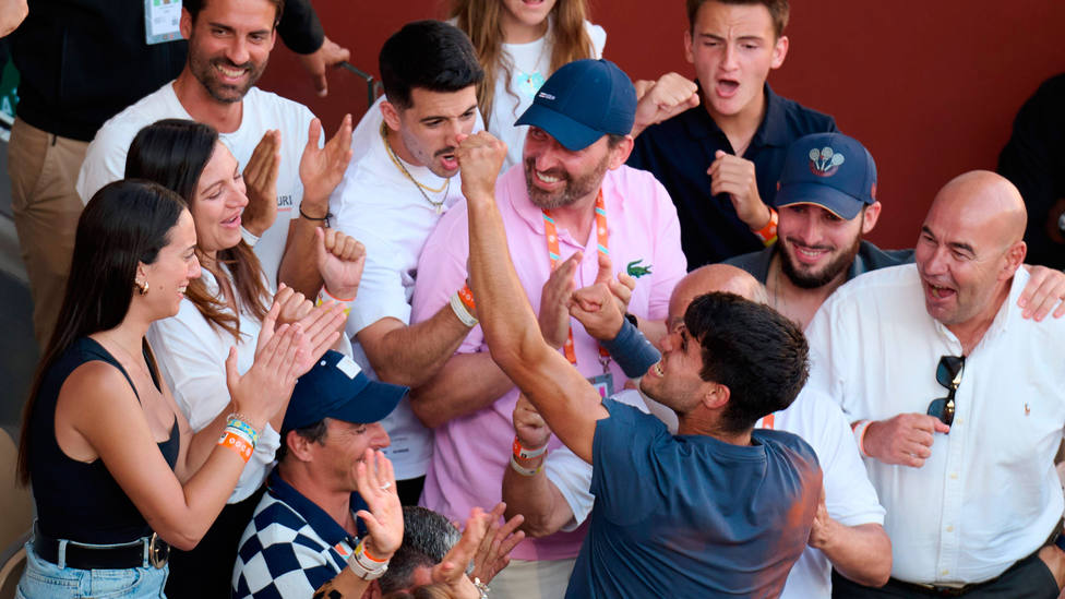 Carlos Alcaraz, junto a su gente en la Philippe Chatrier tras ganar su primer Roland Garros