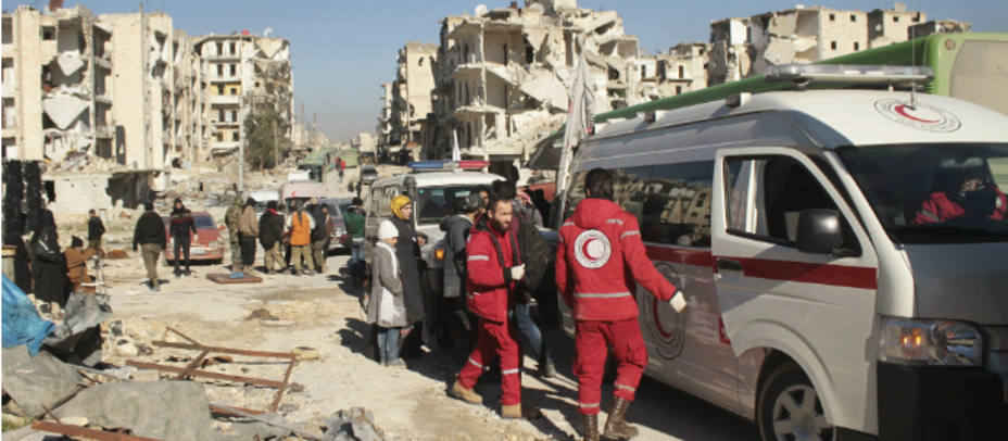 Ambulancias de la Media Luna Roja evacuando a civiles heridos del este de la ciudad de Alepo, Siria. EFE