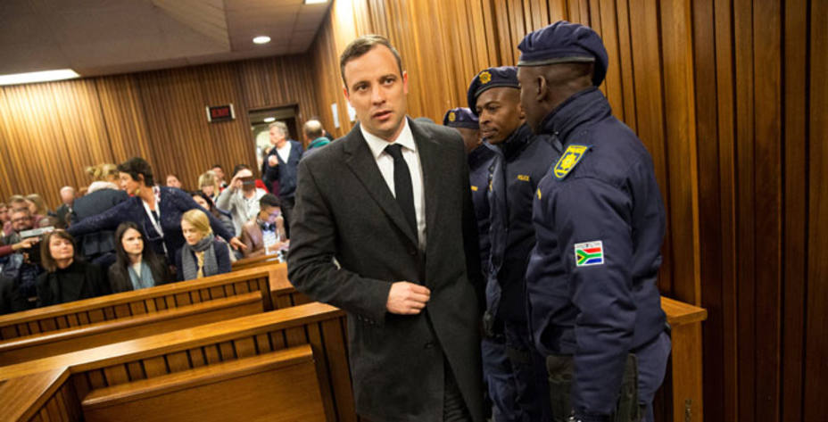 Oscar Pistorius deberá cumplir seis años de cárcel acusado de asesinato. Reuters.