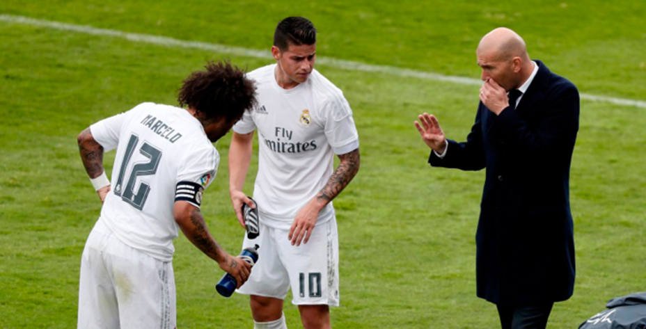 Zidane, junto a James y Marcelo (EFE)