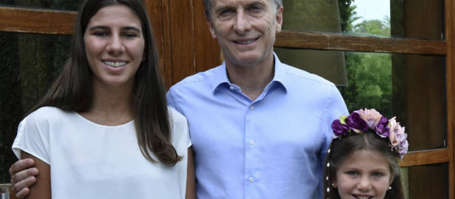 Lara y Kala Nisman, hijas de Alberto Nisman junto con el presidente argentino Mauricio Macri