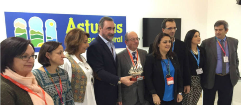 Carlos Herrera recibe el Premio Villas Marineras en el stand de FITUR