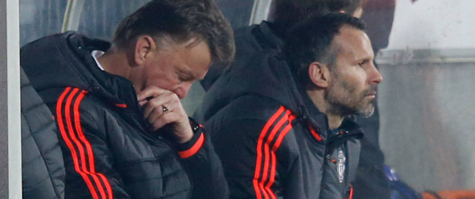 Van Gaal, con gesto de decepción en el banquillo del Manchester United. REUTERS