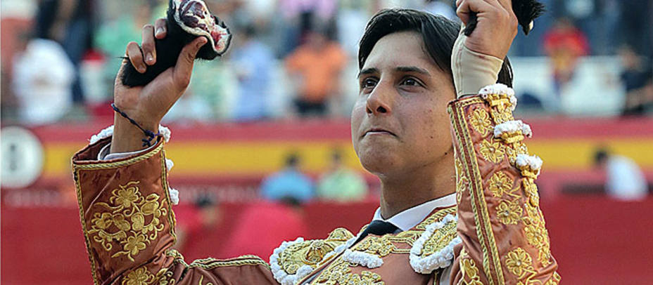 Andrés Roca Rey con dos de las tres orejas paseadas este viernes en la plaza de Granada. EFE