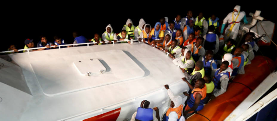 Un barco de salvamento marítimo llega lleno de inmigrantes al puerto de Lampedusa. REUTERS