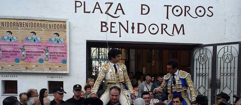 Miguel Abellán y El Fandi en su salida a hombros este Viernes Santo en la plaza de Benidorm. @infoMAbellan