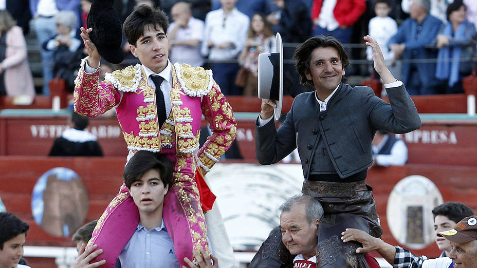 Álvaro Lorenzo y Diego Ventura en su salida a hombros de la plaza de toros de Toledo