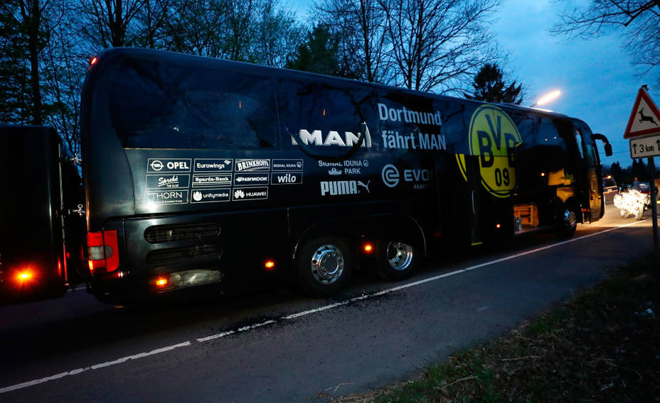 Autobús del Borussia Dortmund, tras la explosión. REUTERS