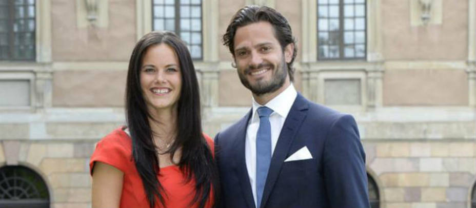 El príncipe de Suecia, Carlos Felipe y su novia, Sofia Hellqvist en el Palacio Real de Estocolomo. EFE