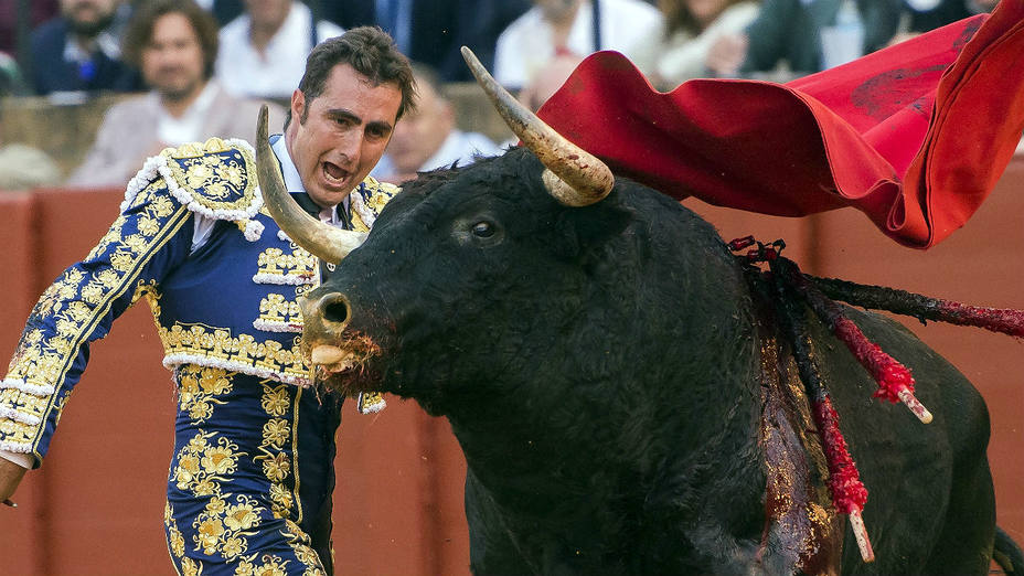 El Fandi durante su actuación con el quinto toro este miércoles en Sevilla