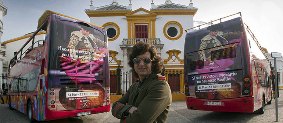 Morante ante la Maestranza con dos autobuses que llevan su imagen