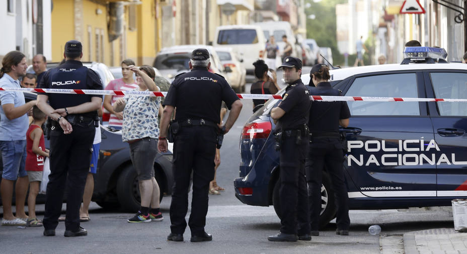 Agentes de la Policía Nacional en el lugar donde una mujer ha sido asesinada por su pareja en Sevilla.