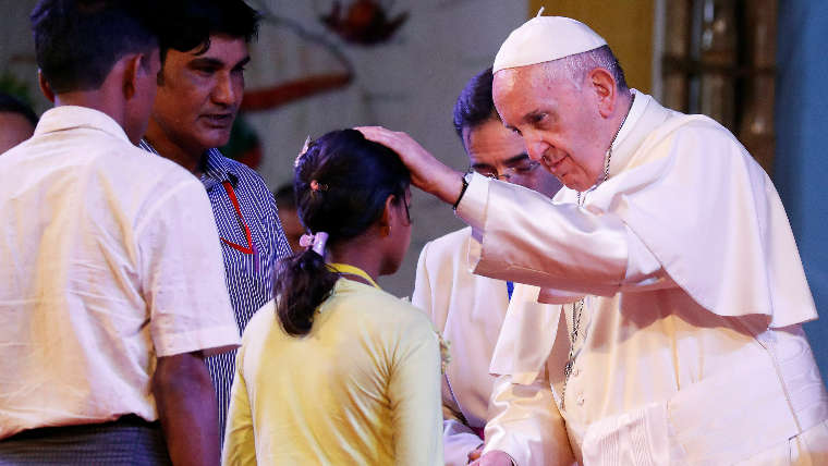 El Papa en la misa en Dacca en la que ordenó a 16 nuevos sacerdotes