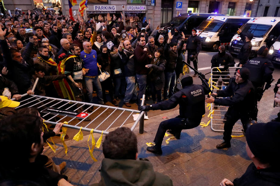 Los Mossos DEsquadra forcejeando con manifestantesn independentistas. REUTERS