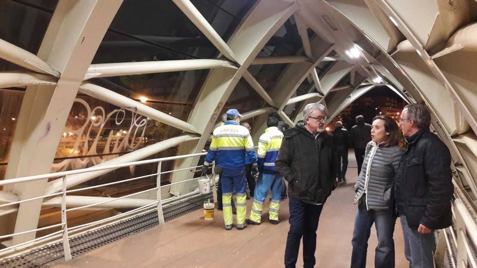 La alcaldesa de Logroño comprobó los trabajos de limpieza de la pasarela