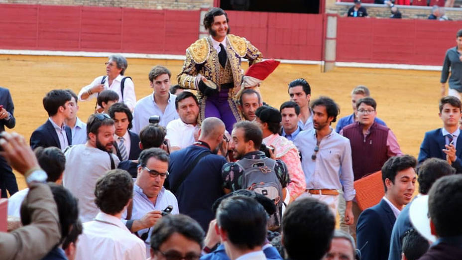 Morante de la Puebla en su salida a hombros este sábado en la plaza de Córdoba