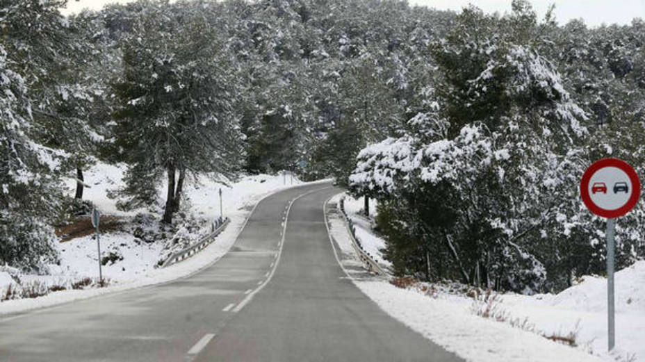 Carretera nevada en imagen de recurso