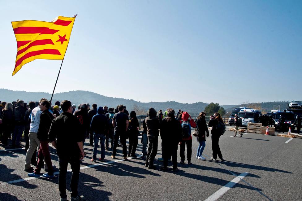 Grupos soberanistas cortan la AP-7 en Sant Julia de Ramis (Girona)