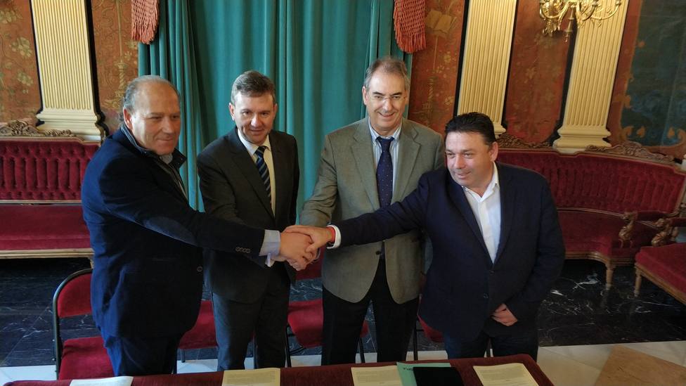 Citores (CCOO), Lacalle (alcalde), Benavente (FAE) y Fraile (UGT) firman Diálogo Social.