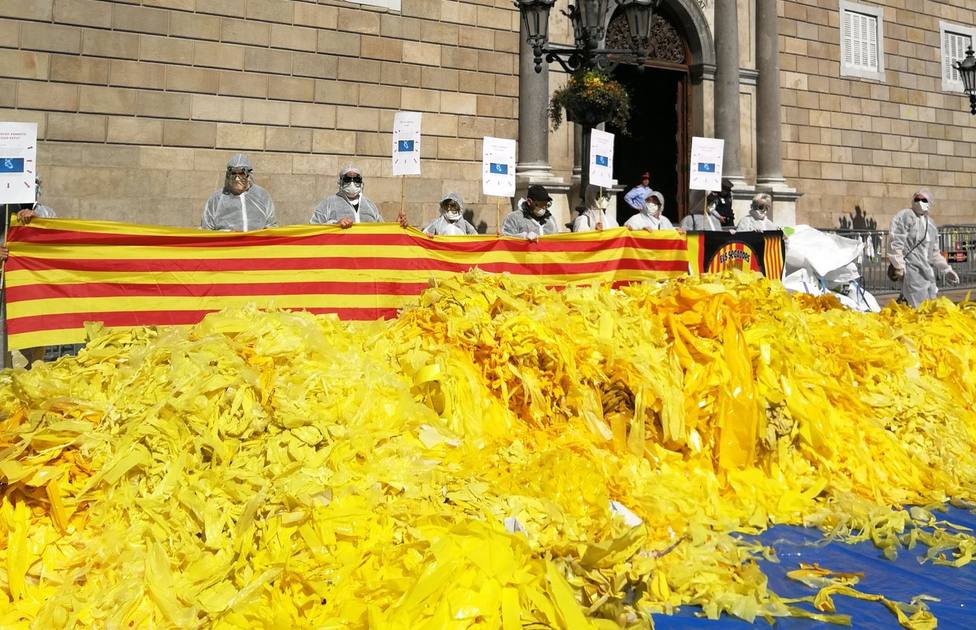 Grupos antiindependencia inundan la plaza Sant Jaume de lazos amarillos
