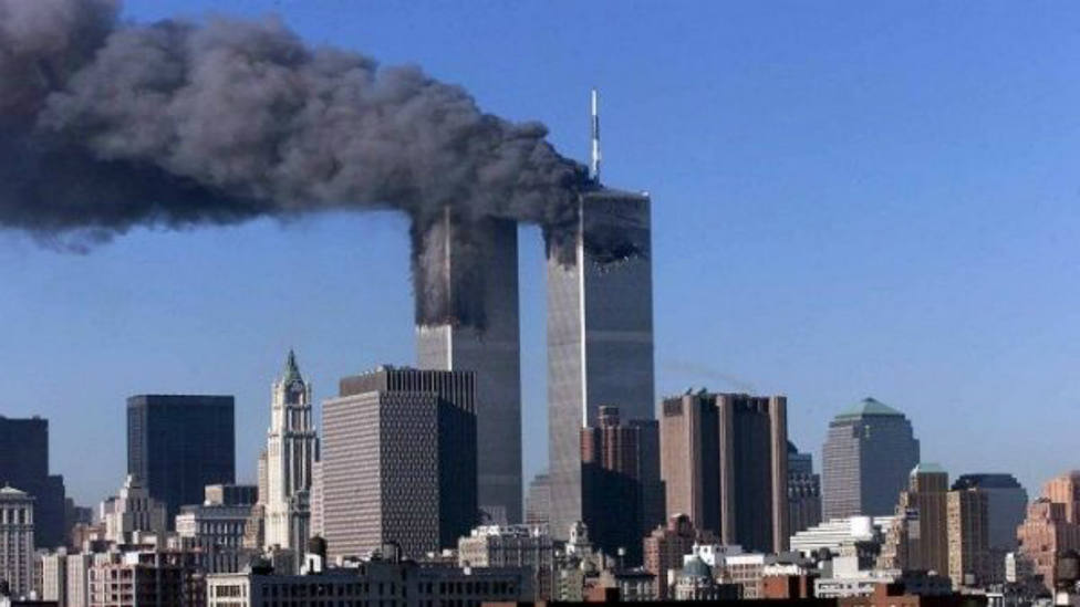Imagen de las Torres Gemelas de Nueva York tras sufrir el primer atauqe del avión el 11-S