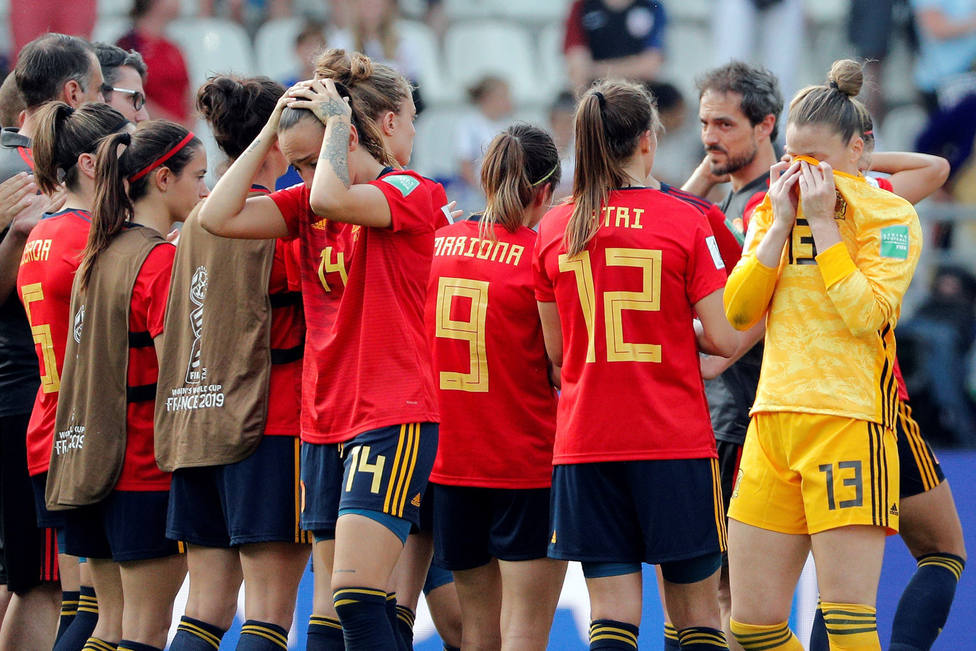 Las jugadoras españolas, desoladas tras la eliminación del Mundial. (Efe)