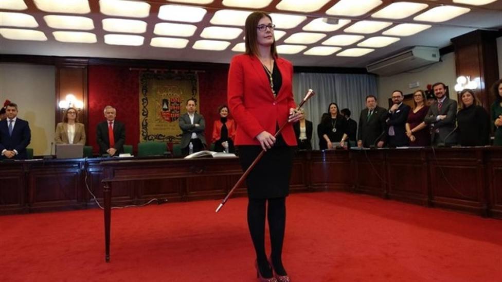 La alcaldesa de Móstoles cede a la presión y destituye a su hermana como responsable de redes
