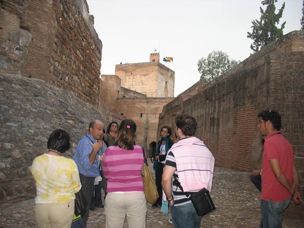 La Alhambra celebra el 30 aniversario de sus visitas guiadas con los mismos itinerarios de 1989