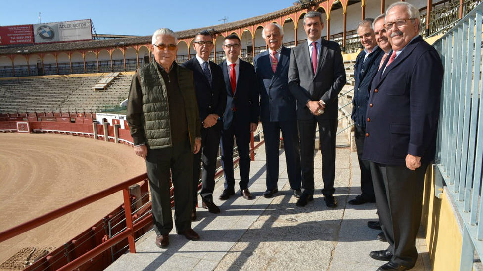 Miembros de la Diputación de Toledo y propiedad de la plaza de toros tras la firma del acuerdo