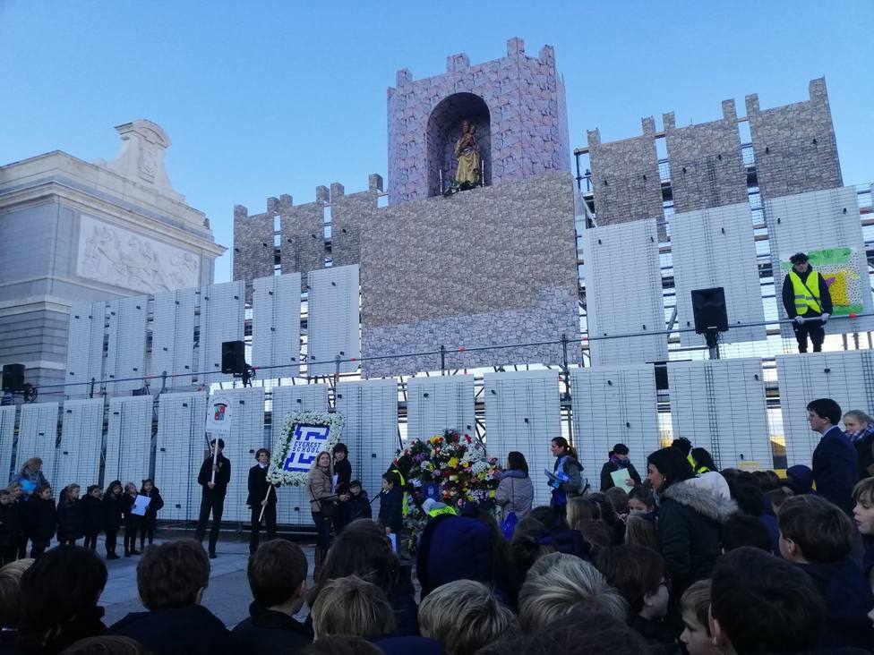 Los colegios de Madrid dejan su ofrenda a la Virgen de la Almudena