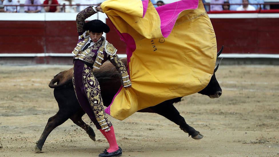 Luis David Adame en un quite ante el toro de Guachicono que fue premiado con la vuelta al ruedo