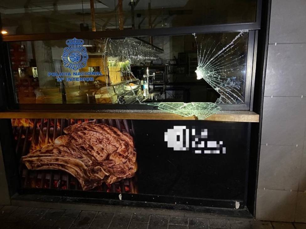 Detenido por fracturar con un adoquín la cristalera de un restaurante en Murcia para entrar y robar