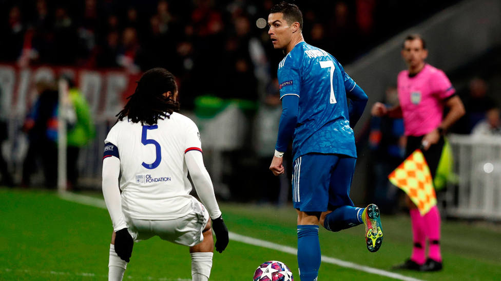 Cristiano Ronaldo controla el balón ante Denayer durante el Olympique Lyonnais - Juventus. EFE