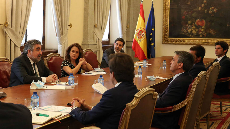 Rodríguez Uribes y los representantes del mundo taurino en una reunión pasada