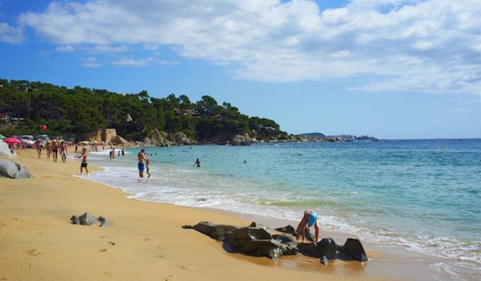 La Guardia Civil y los Mossos investigan la muerte de un niño en la playa La Punta de Roses (Girona)