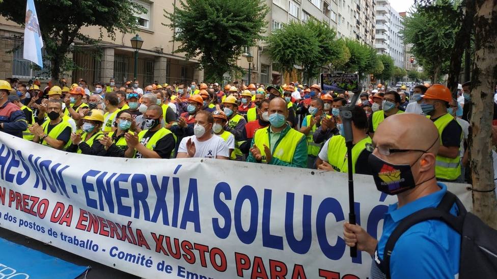 Trabajadores de Alcoa ante el Parlamento de Galicia