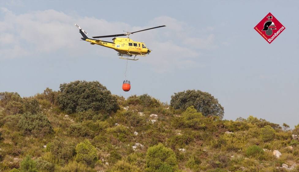 Se incorporan medios aéreos al incendio ya perimetrado de Vall de Gallinera