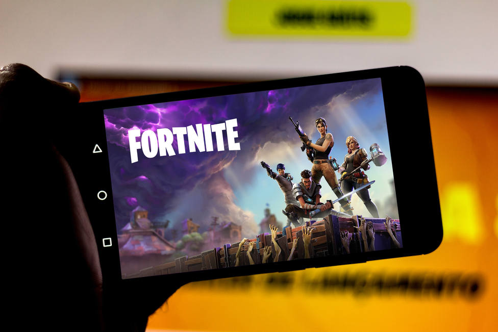 ¿Cómo afecta la eliminación de Fortnite de Google Play y la App Store a los jugadores en iOS y Android?