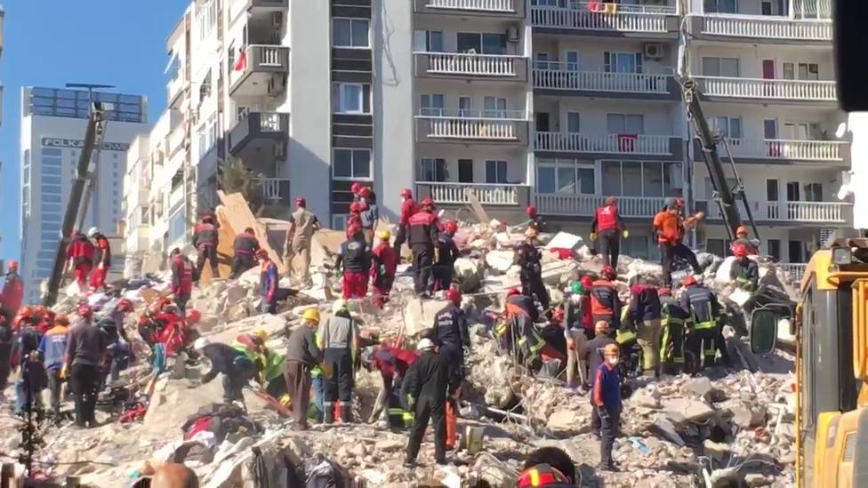 Suben a 27 los muertos y a un centenar los rescatados en el terremoto del Egeo