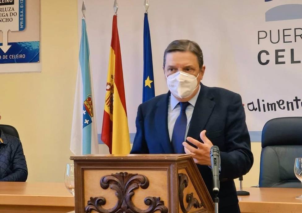 El ministro Luis Planas en las instalaciones del Puerto de Celeiro