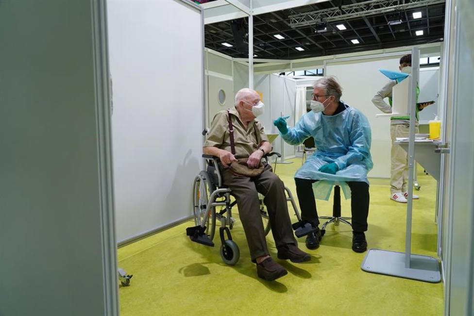 Un médico alemán vacuna a un anciano de 92 años en Berlín