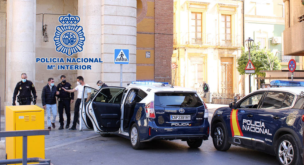 Un Policía Nacional fuera de servicio detiene en Almería a un hombre cuando hacía un pase de droga