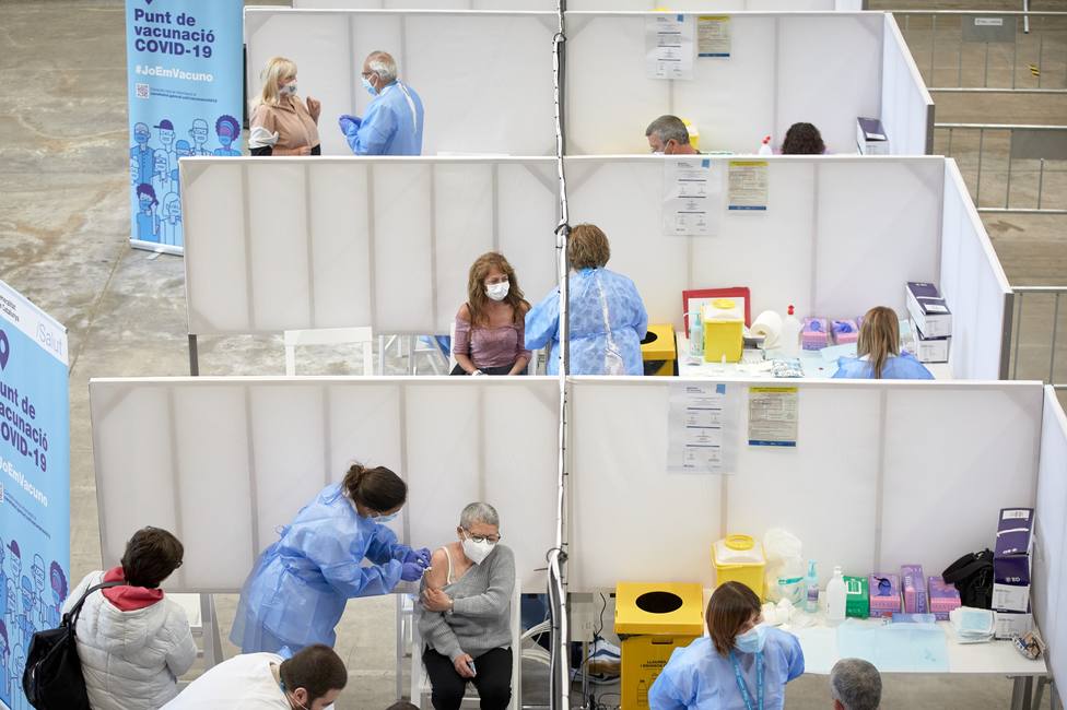 España llega un mes tarde al primer objetivo de la campaña de vacunación: ¿podrá cumplir el segundo?