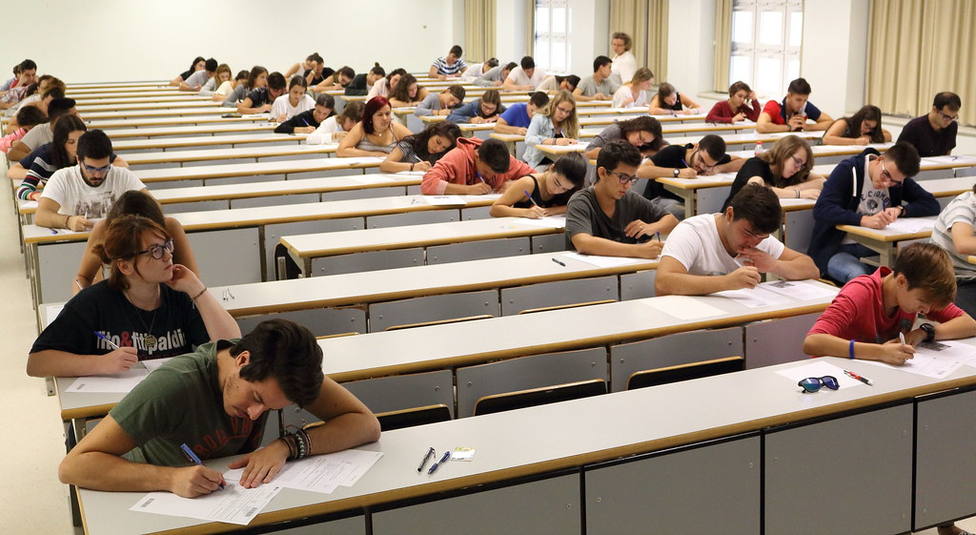 Estudiantes de Bachillerato realizando la prueba de acceso a la universidad