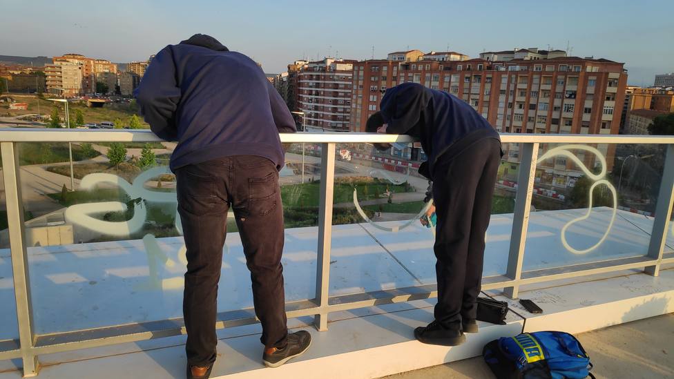 La Policía de Logroño pilla por sorpresa a dos jóvenes limpiando grafitis en el Parque Felipe VI