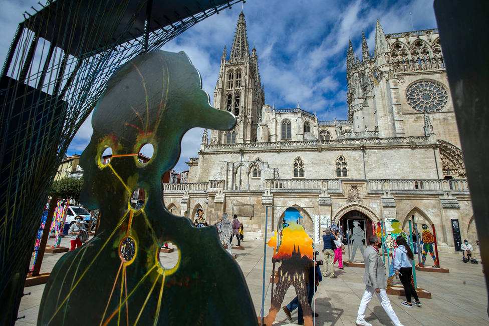 Presentación de las esculturas de peregrinos que señalizarán el Camino de Santiago a su paso por Burgos