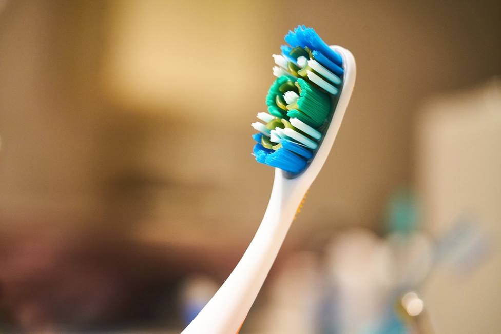 El motivo real por el que las cerdas de los cepillos de dientes son de varios colores